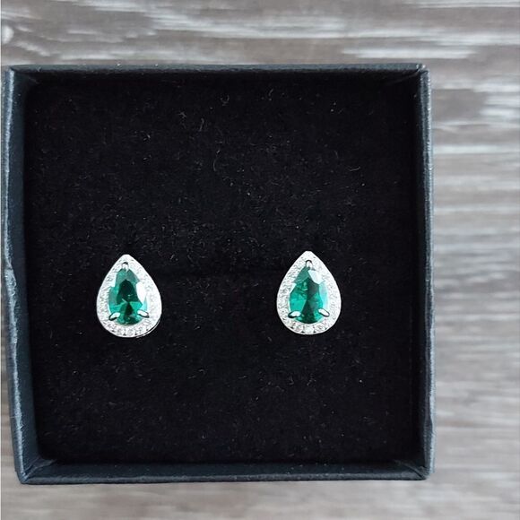0.68 Carat Emerald Sterling Silver Pear Cut Stud Earrings - Picture 6 of 12